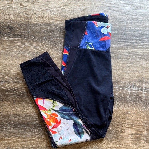 Women’s Athleta Tropical Precision 7/8 Ankle Leggings Navy Blue & Floral Design - Picture 6 of 6